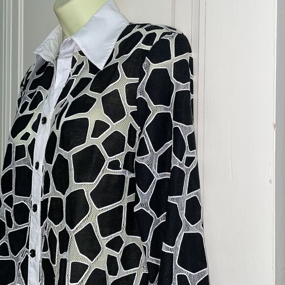 Mishca black & white cotton/polyester long button down shirt with 3/4 sleeves - Picture 4 of 10